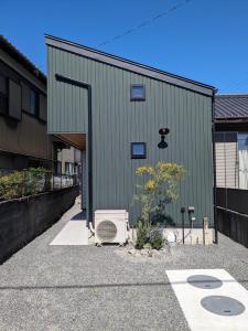 un edificio con un ventilatore seduto all'esterno di Tomoeyado - Vacation STAY 05898v a Shimada