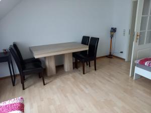 プフォルツハイムにあるFerienwohnung Enz, 3 OG.のダイニングテーブル(黒い椅子付)