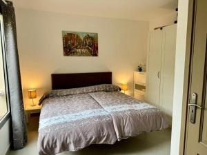 Łóżko lub łóżka w pokoju w obiekcie Elegante apartamento con vista directa al mar