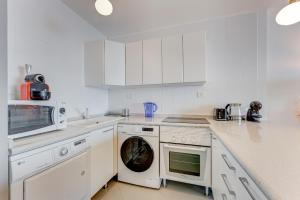 Kuchnia lub aneks kuchenny w obiekcie Elegante apartamento con vista directa al mar