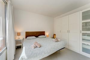 Łóżko lub łóżka w pokoju w obiekcie Elegante apartamento con vista directa al mar