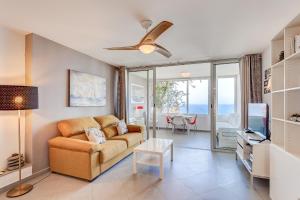 salon z kanapą i telewizorem w obiekcie Elegante apartamento con vista directa al mar w mieście Callao Salvaje