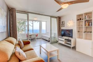 Telewizja i/lub zestaw kina domowego w obiekcie Elegante apartamento con vista directa al mar