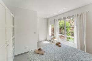 Łóżko lub łóżka w pokoju w obiekcie Elegante apartamento con vista directa al mar