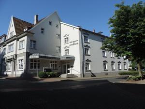 a large white building on the side of a street at Hotel zur Amtspforte in Stadthagen