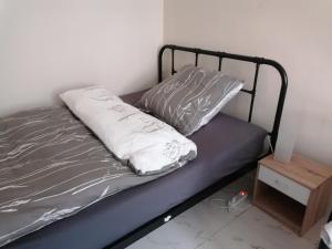 - un lit avec 2 oreillers dans l'établissement FEWO Civrilli 5 Zi/Wohnung, à Teuchern