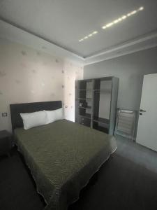 um quarto com uma cama grande num quarto em Lara Art Apart Otel D.13 em Altınkum