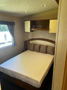 een slaapkamer met een bed in een kleine kamer bij Sea View, Thorness Bay in Porchfield