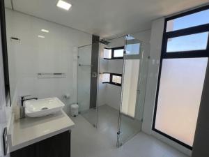 Ένα μπάνιο στο 1202, Central Apartment in El Poblado + View