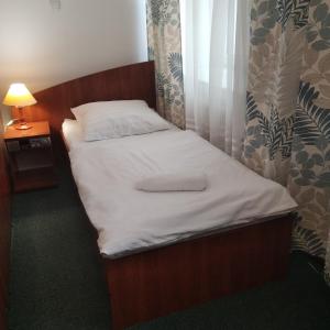 ワルシャワにあるCentrum Szkoleniowo-Konferencyjne Społemの窓付きの客室の小さなベッド1台分です。