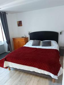 ブール・サン・モーリスにあるVeroniques Apartmentのベッドルーム1室(赤毛布付きの大型ベッド1台付)