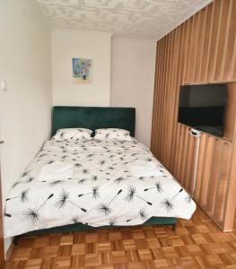 Un dormitorio con una cama con dientes de león. en Sobe Zimmer Rooms 2, en Bileća