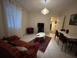 a living room with a couch and a table at Bel Appartement en RDC proche Strasbourg Nice apartment very near Strasbourg in Strasbourg
