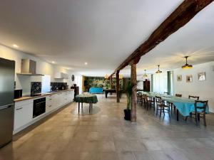 Η κουζίνα ή μικρή κουζίνα στο Domaine de Bach