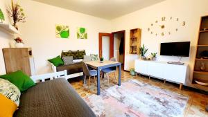ein Wohnzimmer mit einem Sofa und einem Tisch in der Unterkunft NIKO apartment in Santo Stino di Livenza