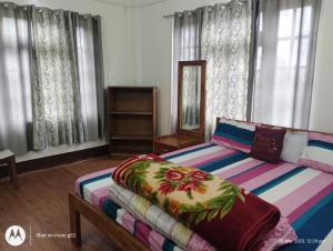 Postel nebo postele na pokoji v ubytování Meera homestay