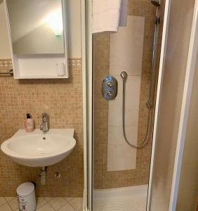 bagno con lavandino e doccia di Marvi House a Morciano di Romagna