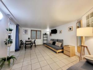 - un salon avec un canapé et une table dans l'établissement J1 St-Quentin-en -Yvelines Studio en Rez de jardin avec parking, à Trappes