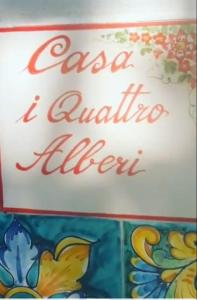 Un panneau qui dit océan aatlantique onze dans l'établissement Casa i Quattro Alberi, à Montemiletto