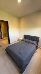 a bedroom with a large bed in a room at Departamento de Lujo en Playa in Playa del Carmen