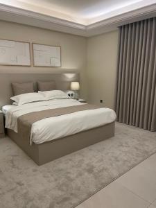 una camera con un grande letto e una grande finestra di Alarjan Dream a Riyad