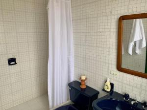 パイパにあるCasa Loma - Ubicada en un bosque de eucaliptos entre Paipa y Duitamaのバスルーム(白いシャワーカーテン、青いトイレ付) +28枚の写真