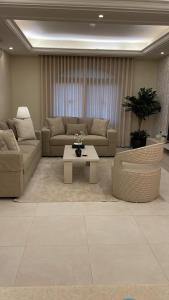 حلم الأرجان في الرياض: غرفة معيشة مع أريكة وطاولة