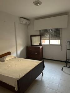 Ένα ή περισσότερα κρεβάτια σε δωμάτιο στο GoSta C.Ville - fonctionnel et tranquille