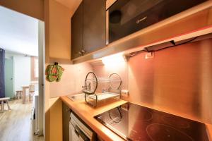 a kitchen with a sink and a counter top at Résidence Plagne Lauze - maeva Home - Studio 4 personnes - Sélection 804 in Mâcot La Plagne