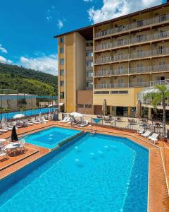 uma grande piscina em frente a um hotel em Hotel Zanon em Águas de Lindoia