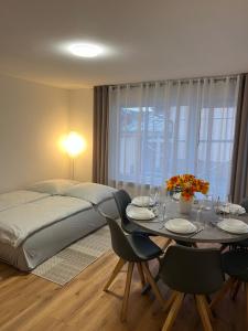 ein Schlafzimmer mit einem Bett und einem Tisch mit Stühlen in der Unterkunft Casa Estella in Rust
