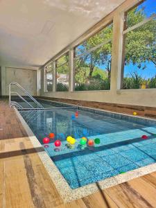 una piscina con bolas en el agua en una casa en Hotel Zanon, en Águas de Lindóia