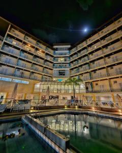 um grande edifício com uma piscina em frente em Hotel Zanon em Águas de Lindoia