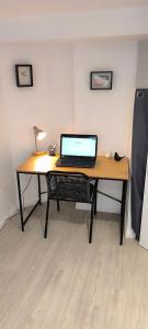einen Schreibtisch mit einem Laptop darüber in der Unterkunft "Modern Cosy" Bernay hyper centre in Bernay