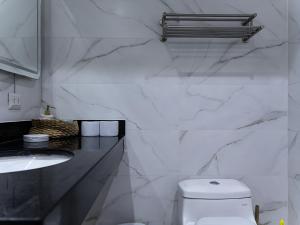 Un baño blanco con inodoro y lavabo. en Apartment in Center of Miraflores, en Lima 42 fotos más