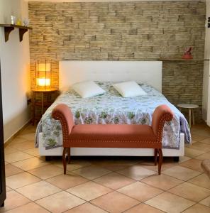 un letto con due cuscini sopra in una stanza di Marvi House a Morciano di Romagna