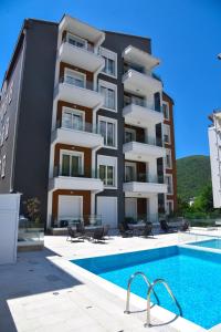 Bazén v ubytování New Chill and Go Apartments nebo v jeho okolí