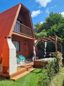 uma casa com um deque e uma varanda em Chalés Ilha da Mata Pousada em Florianópolis