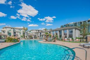 - une piscine dans un complexe avec des condos dans l'établissement Exclusive-Walk to Golf, Shopping & Dining-King Bed N268, à Scottsdale
