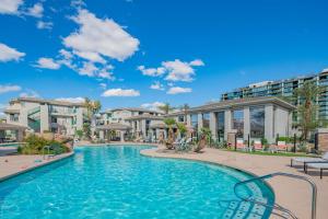 スコッツデールにあるLuxury Stay with Workspace & Private Pool N268のリゾートのスイミングプール(コンドミニアム付)