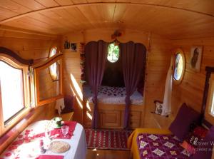 Kleines Zimmer mit einem Bett und einem Fenster in der Unterkunft Bungalow d'une chambre avec terrasse amenagee et wifi a Sedeilhac in Franquevielle