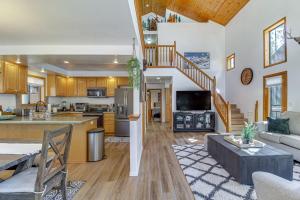 Dapur atau dapur kecil di Pet-Friendly Cabin with Fire Pit in Pinetop!