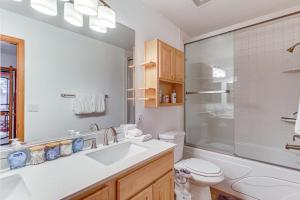 Bilik mandi di Pet-Friendly Cabin with Fire Pit in Pinetop! +23 gambar