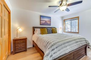 Katil atau katil-katil dalam bilik di Pet-Friendly Cabin with Fire Pit in Pinetop!