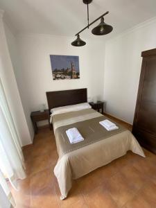 - une chambre avec 2 lits dans l'établissement Apartamento Puerta del Perdón, à Constantina