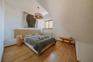 ザコパネにあるLipki Park Zakopaneのベッドルーム(ベッド付)1室(屋根裏部屋)