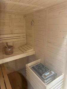 a small wooden sauna with a box in it at Erholungszeit zu Zweit in Bretten