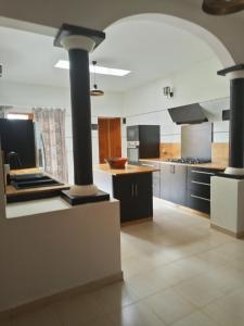 una grande cucina con piano cottura al centro di Villa Savana a Somone