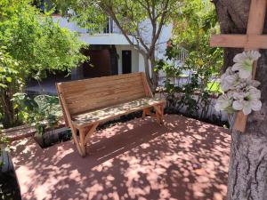 a wooden bench sitting next to a tree at Villas Tequisquipan in Tequisquiapan