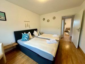 1 Schlafzimmer mit 2 Betten in einem Zimmer in der Unterkunft Schnütgenhof Appartements in Attendorn